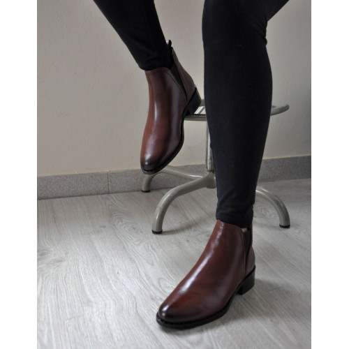 Bottines en cuir avec élastique et clous