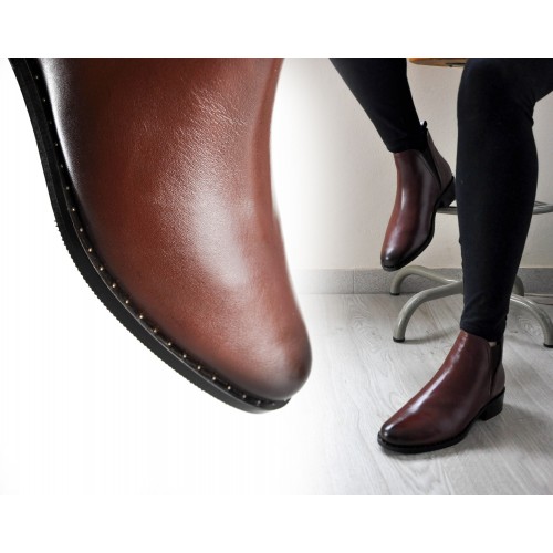 Bottines en cuir avec élastique et clous
