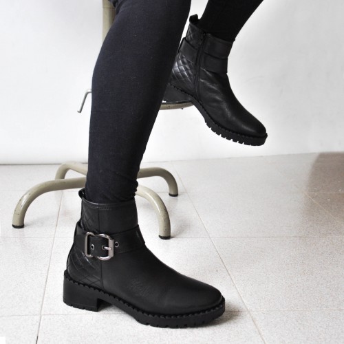 Bottines en cuir matelassées avec boucle et zip