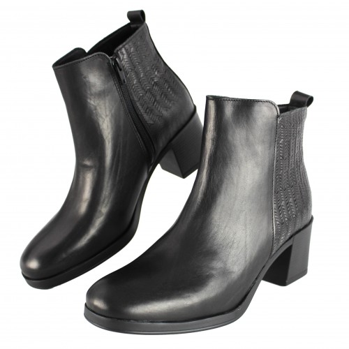 Bottines en cuir avec talon et détail tressé